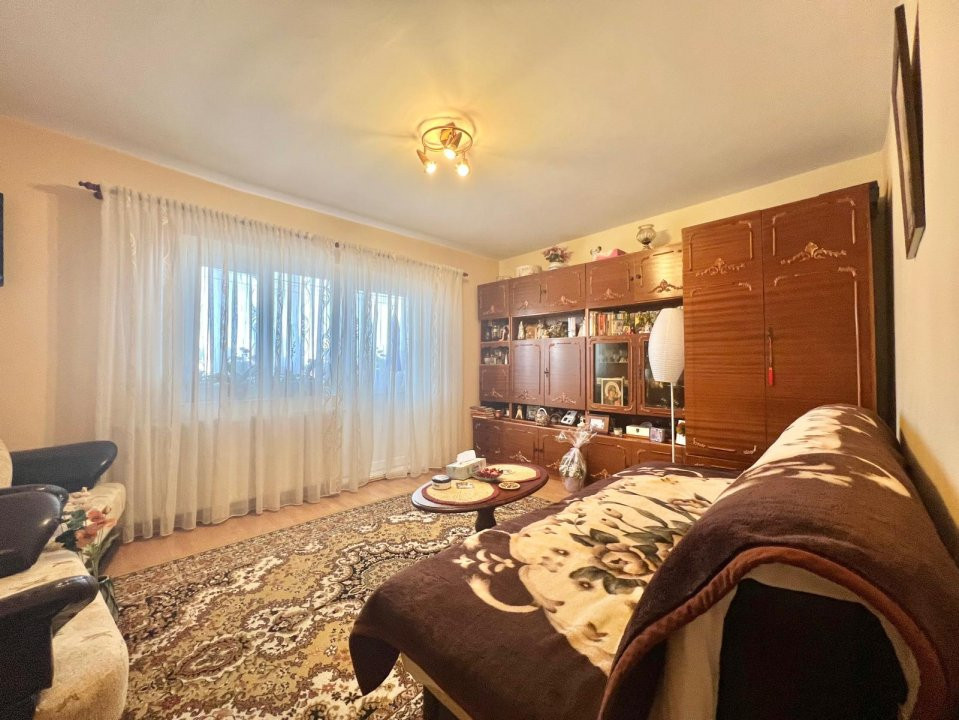 Apartament cu o camera, etaj 4 de vanzare, zona Soarelui 13, foxfort.ro