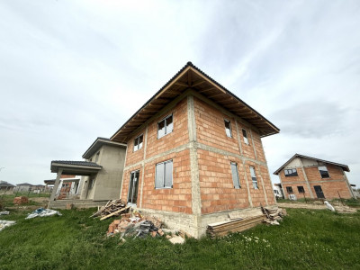 Casa individuala la rosu, 5 camere, teren 508 mp, in Giarmata 
