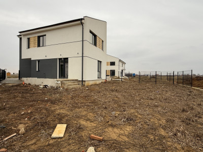 Duplex cu 5 camere si 380 mp teren cu panouri fotovoltaice - Mosnita Noua