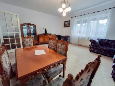 Apartament 3 camere decomandat de inchiriat la casa, zona Crisan