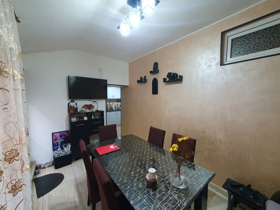 Apartament cu 2 camere decomandat, cladire istorica - Sinaia 13, foxfort.ro