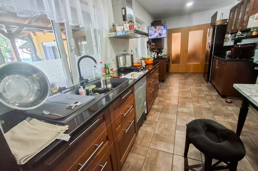 Casa individuala cu 8 camere si teren de 832 mp de vanzare, zona Girocului 10, foxfort.ro