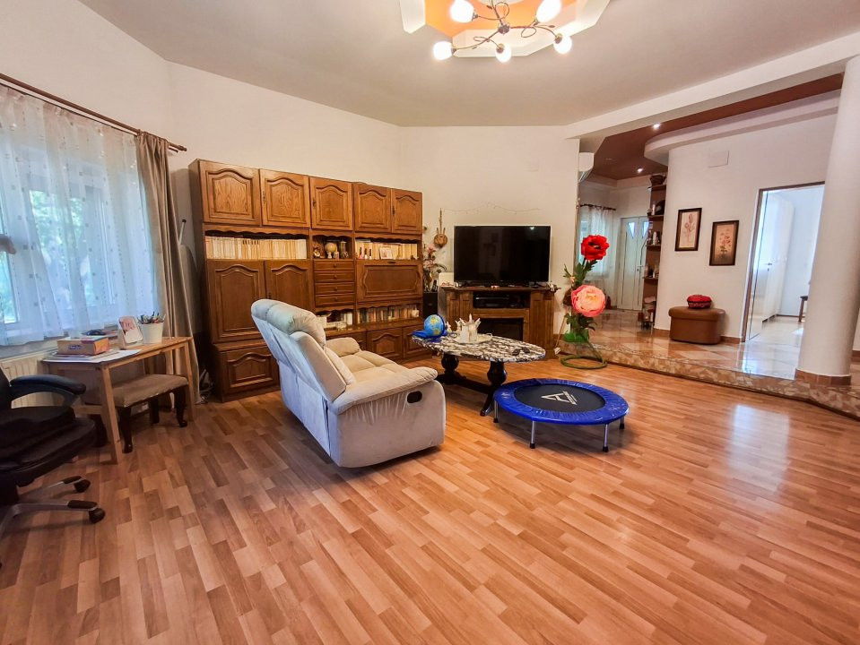 Casa individuala cu 8 camere si teren de 832 mp de vanzare, zona Girocului 7, foxfort.ro