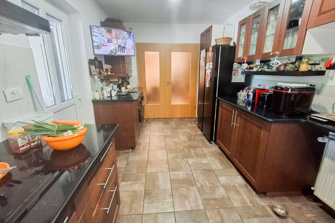 Casa individuala cu 8 camere si teren de 832 mp de vanzare, zona Girocului 9, foxfort.ro