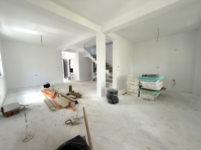 Duplex cu 5 camere, 3 bai despartit prin camera tehnica si dressing - Dumbravita