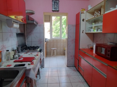 Apartament 2 camere, decomandat la parter cu balcon - zona Aradului