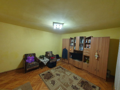 Apartament cu 3 camere decomandat - zona Dambovita