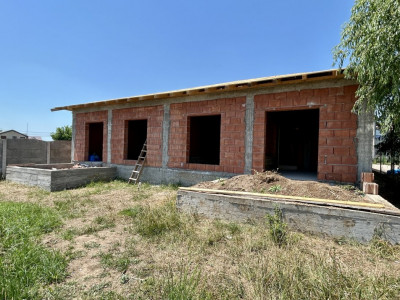 Duplex cu 4 camere de vanzare + 2 locuri de parcare in Sanandrei 