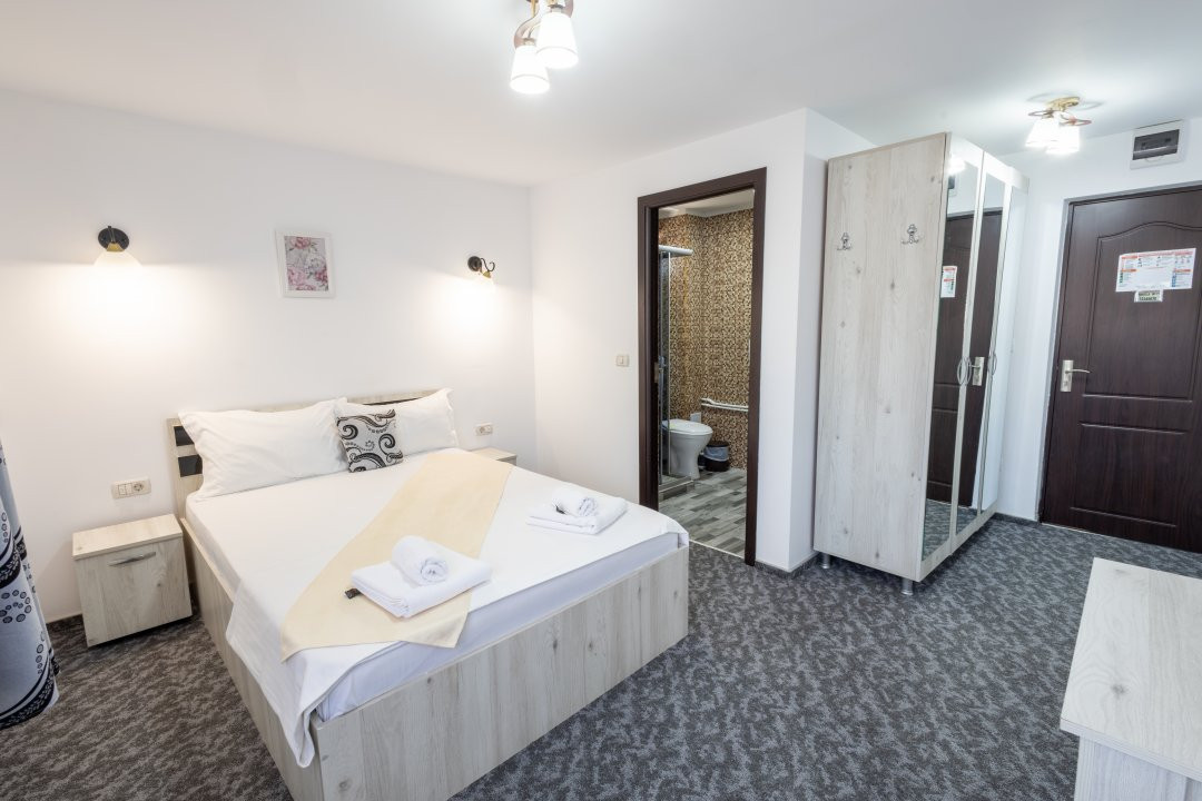 Pensiune de vânzare – 20 camere | Restaurant | Vedere la Dunăre | Dubova 6, foxfort.ro