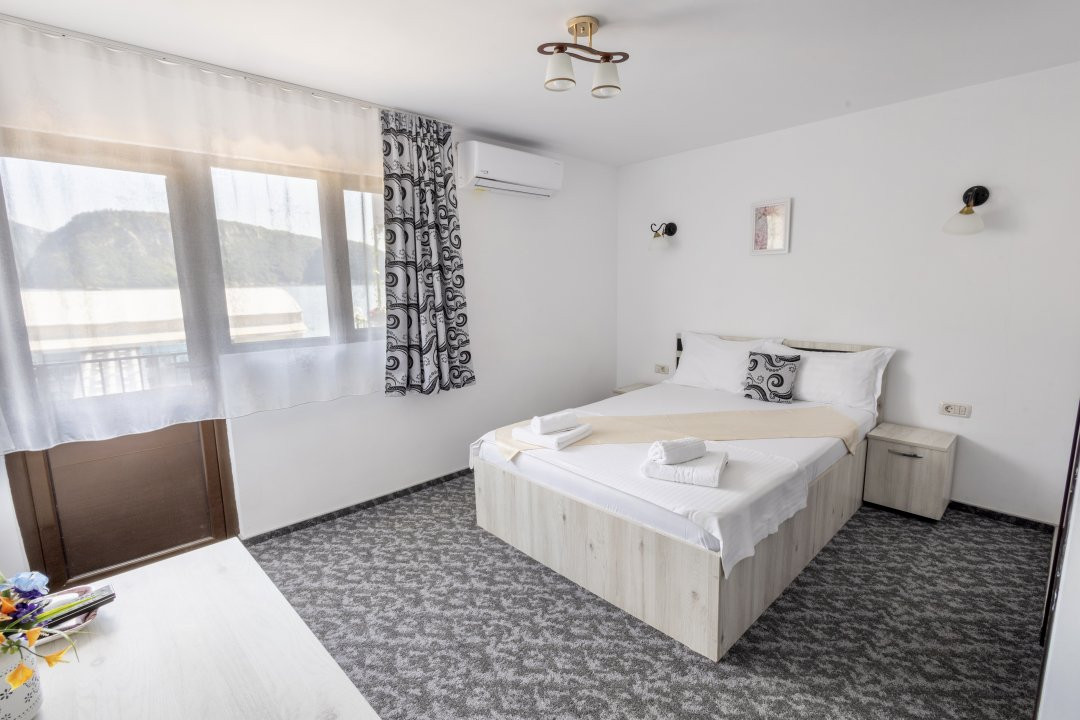 Pensiune de vânzare – 20 camere | Restaurant | Vedere la Dunăre | Dubova 7, foxfort.ro
