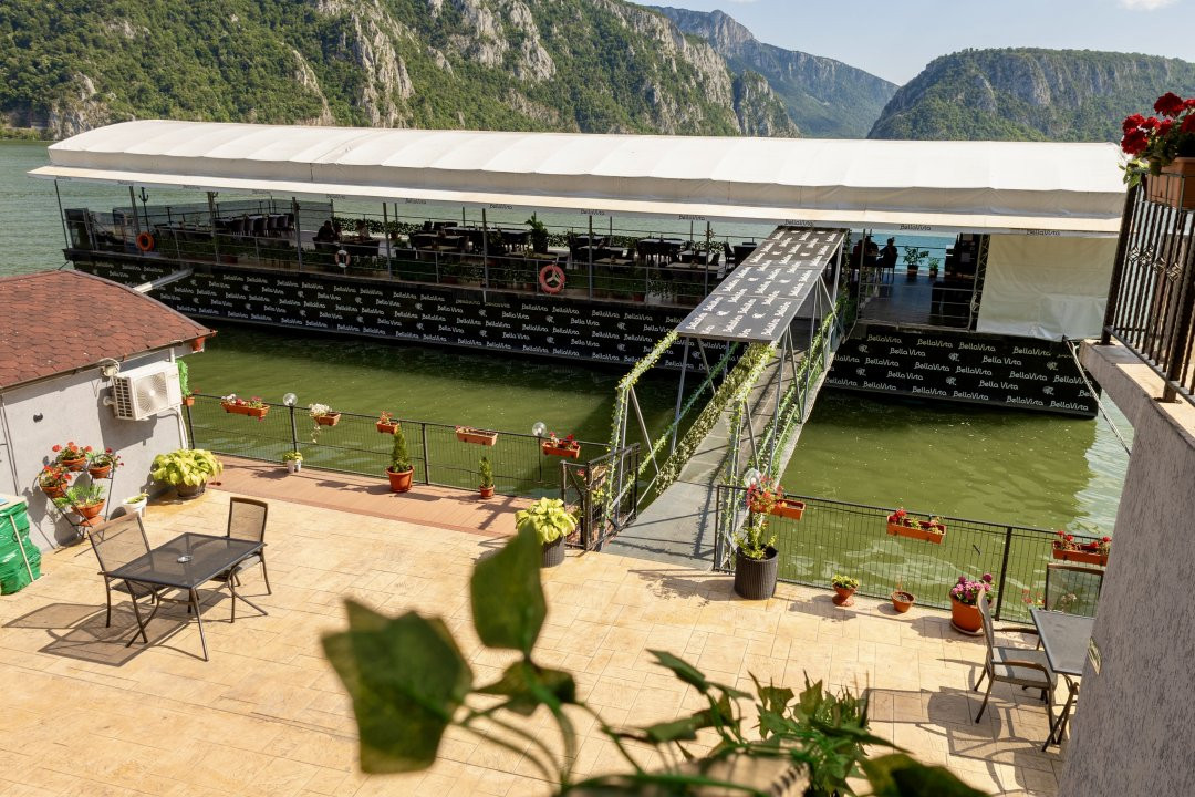 Dubova | Pensiune de vânzare | Ponton restaurant 2, foxfort.ro