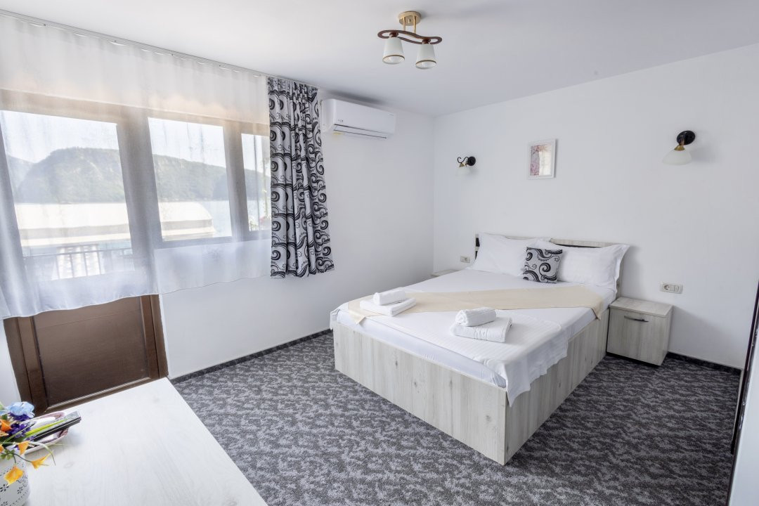 Dubova | Pensiune de vânzare | Ponton restaurant 8, foxfort.ro