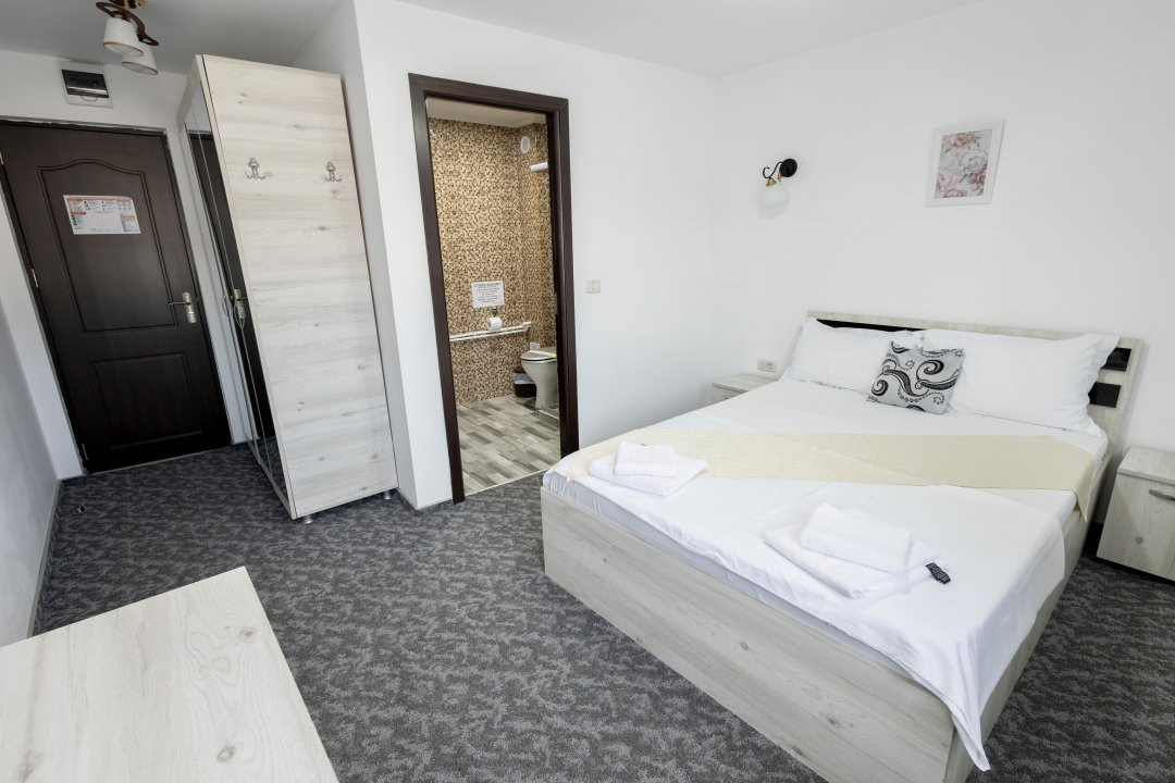 Dubova | Pensiune de vânzare | Ponton restaurant 11, foxfort.ro