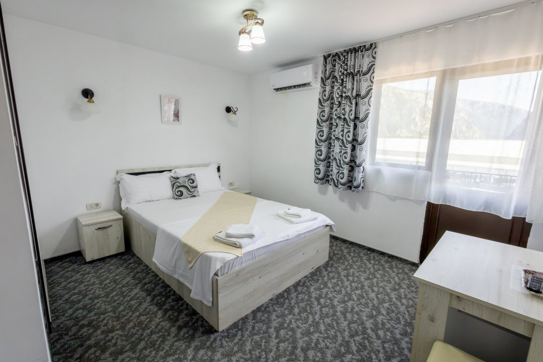 Dubova | Pensiune de vânzare | Ponton restaurant 13, foxfort.ro