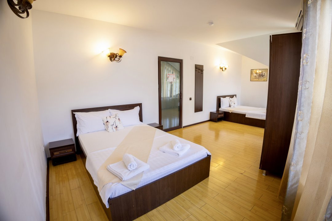 Dubova | Pensiune de vânzare | Ponton restaurant 16, foxfort.ro