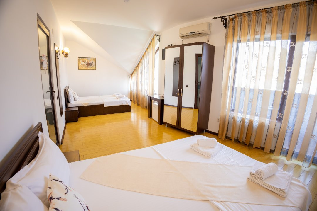 Dubova | Pensiune de vânzare | Ponton restaurant 17, foxfort.ro