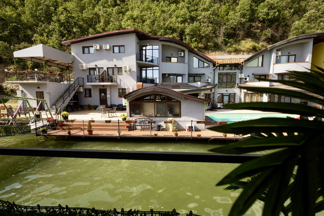 Dubova | Pensiune de vânzare | Ponton restaurant 18, foxfort.ro