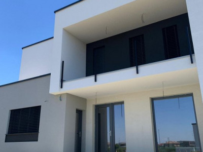 COMISION 0% Casa individuala cu 6 camere si teren de 712 mp - zona Dumbravita