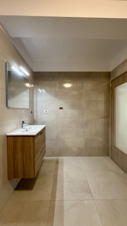 Apartament cu 3 camere semidecomandat - zona Giarmata 12, foxfort.ro