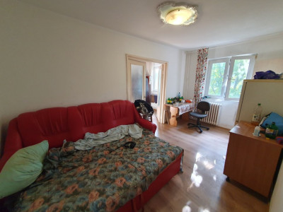Apartament cu 3 camere, etaj 3 - zona Sagului