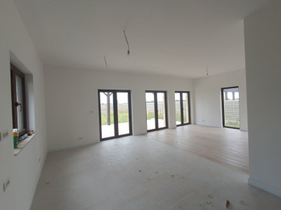 Casa individuala cu 4 camere de vanzare in Mosnita Noua 