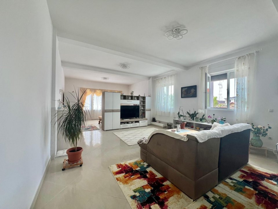 Casa Individuala cu 9 camere de vanzare, zona Ghiroda 1, foxfort.ro