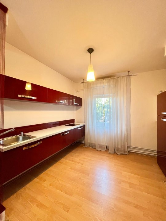 Apartament cu 3 camere, etaj 2 de vanzare, zona Complex Studentesc 15, foxfort.ro