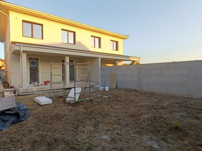 Duplex de vanzare cu 5 camere si teren de 270 mp - Mosnita Noua 
