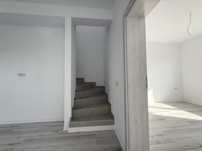 Duplex cu 4 camere | 335 mp teren | Toate utilitatile | Sacalaz imagine mica 9, foxfort.ro