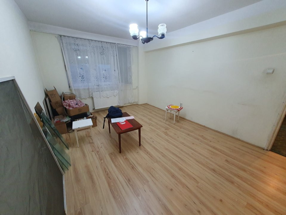 Apartament de vanzare cu 3 camere, etaj 6, zona Ultracentrala 1, foxfort.ro