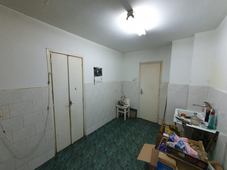 Apartament de vanzare cu 3 camere, etaj 6, zona Ultracentrala 4, foxfort.ro