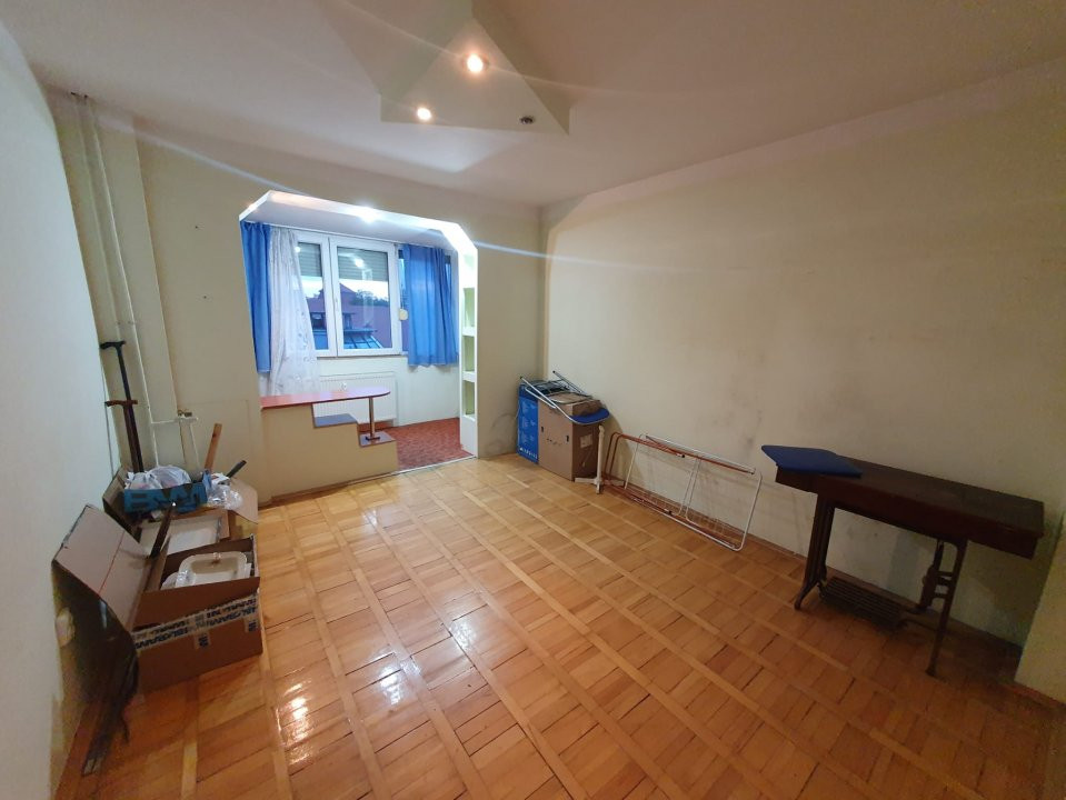 Apartament de vanzare cu 3 camere, etaj 6, zona Ultracentrala 6, foxfort.ro