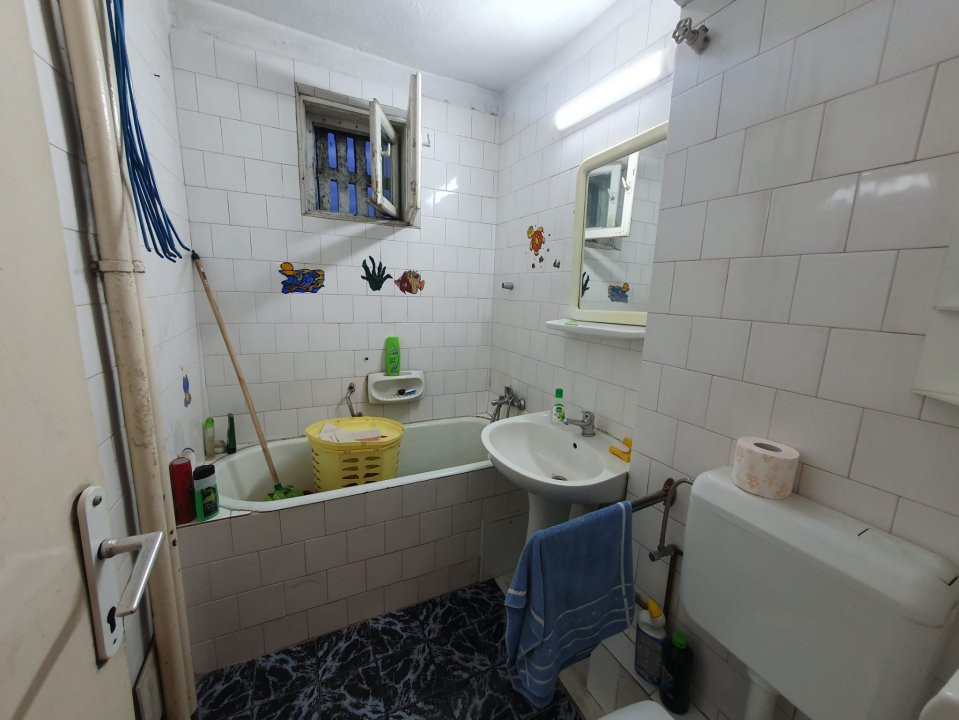 Apartament de vanzare cu 3 camere, etaj 6, zona Ultracentrala 10, foxfort.ro
