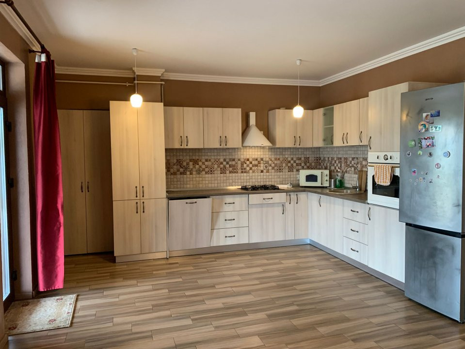 Casa Individuala de inchiriat 5 camere, 1000 mp teren, Parta 2, foxfort.ro