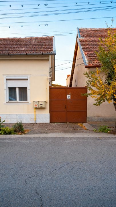 Casa individuala cu 4 camere, garaj si teren de 694 mp, zona Bujac Arad 11, foxfort.ro