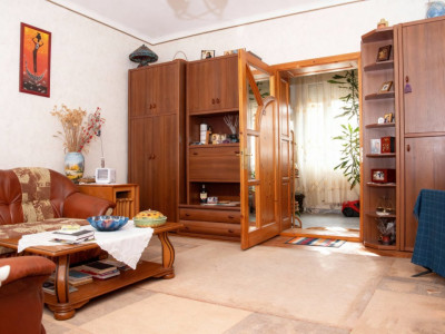 Casa individuala cu 4 camere, garaj si teren de 694 mp, zona Bujac Arad