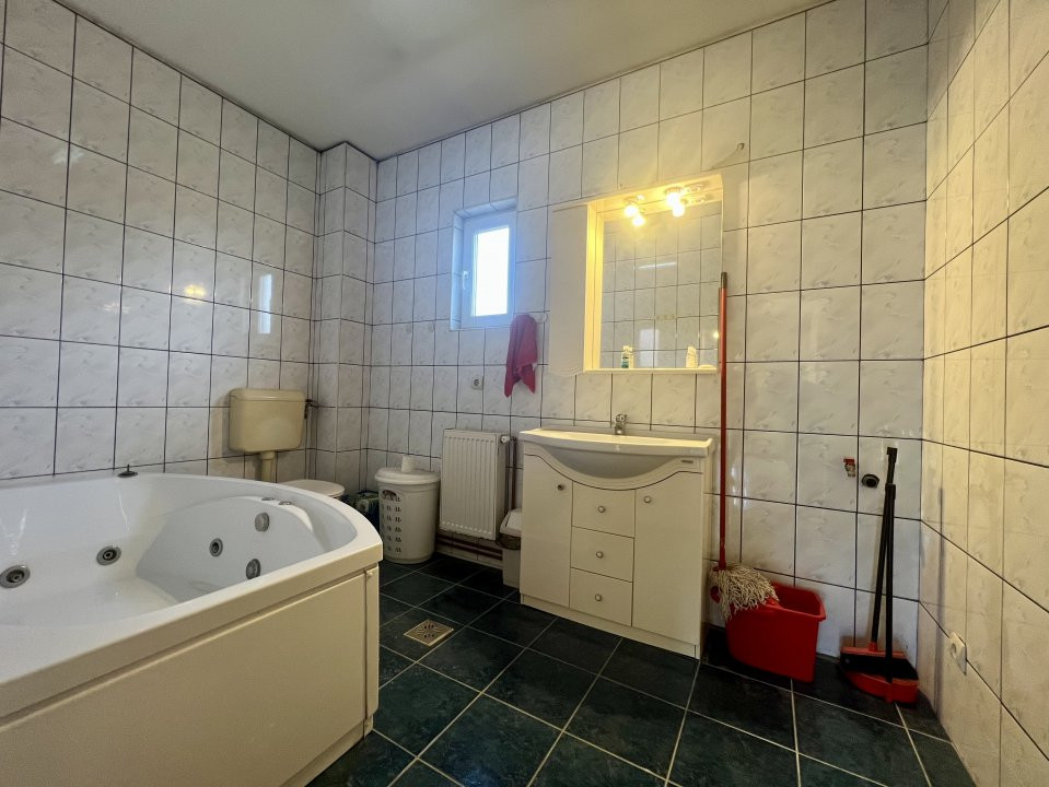 Casa individuala cu 7 camere si teren de 358 mp de vanzare, zona Girocului 8, foxfort.ro