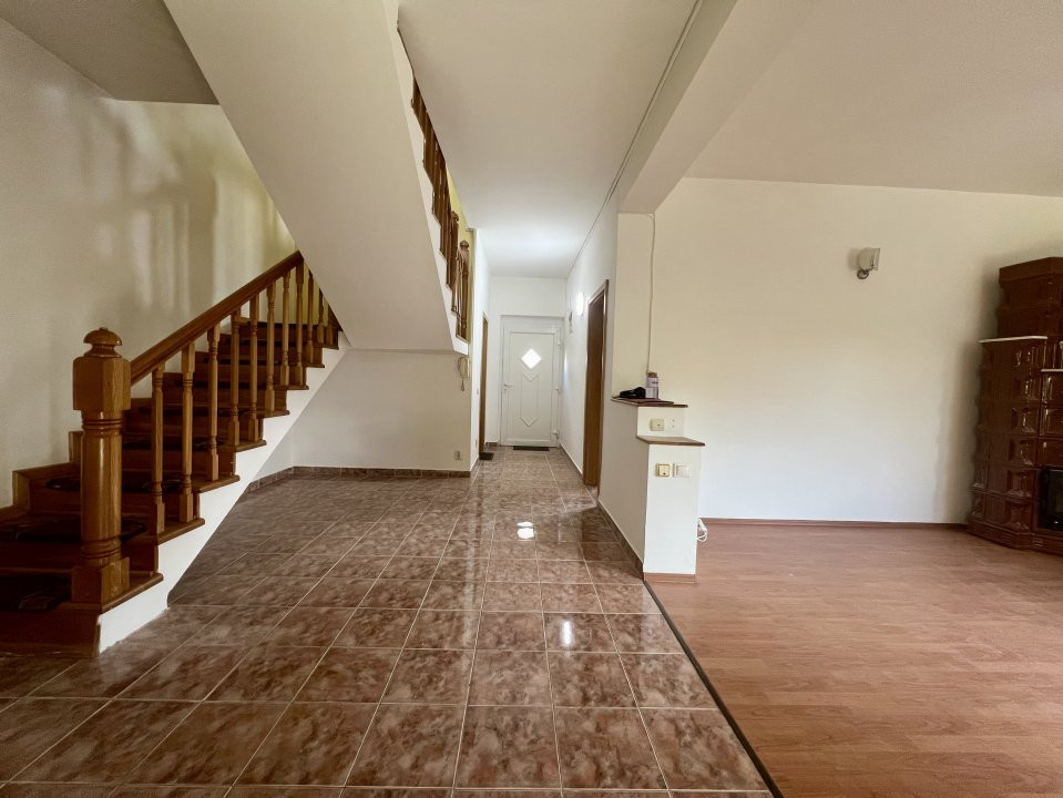 Casa individuala cu 7 camere si teren de 358 mp de vanzare, zona Girocului 13, foxfort.ro