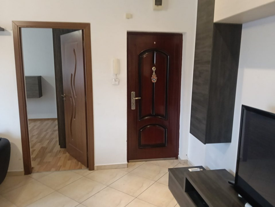 Apartament 3 camere semidecomandat, zona Soarelui 6, foxfort.ro