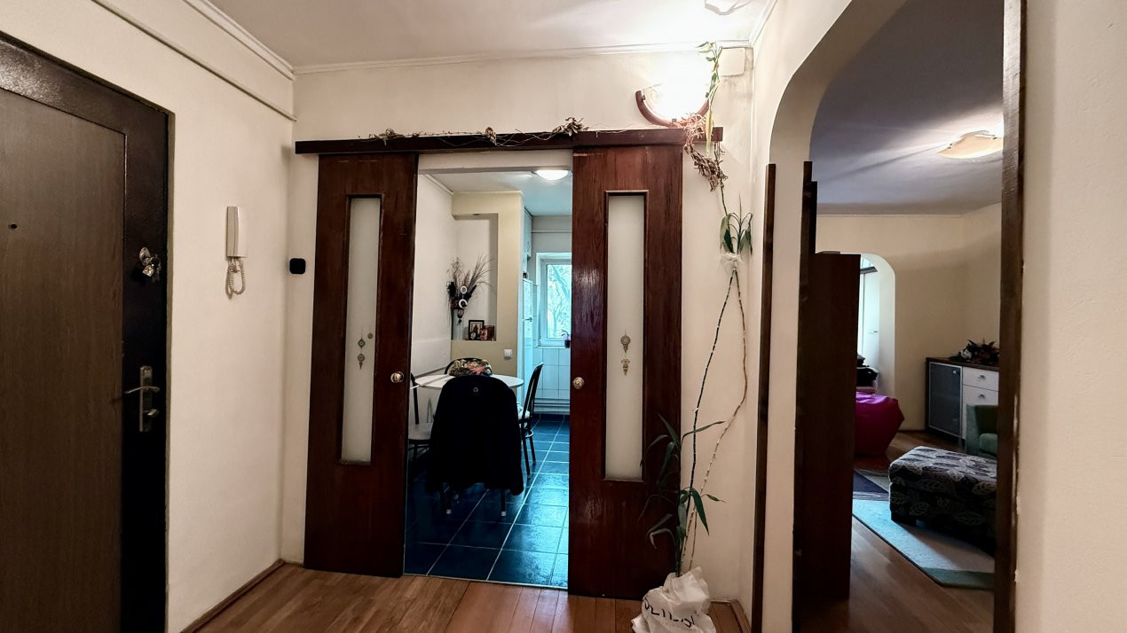 Apartament cu 4 camere, etaj 1 de inchiriat, zona Aradului 18, foxfort.ro