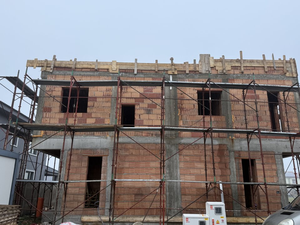 Duplex cu 3 camere si teren de 247 mp de vanzare in localitatea Sacalaz 7, foxfort.ro