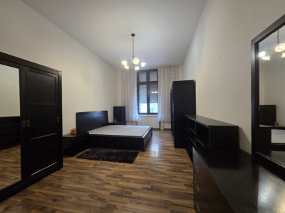 Apartament cu 2 camere semidecomandat, et 1, zona Centrala
