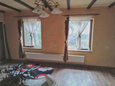 Vand casa spatioasa intr-o zona buna a orasului Arad