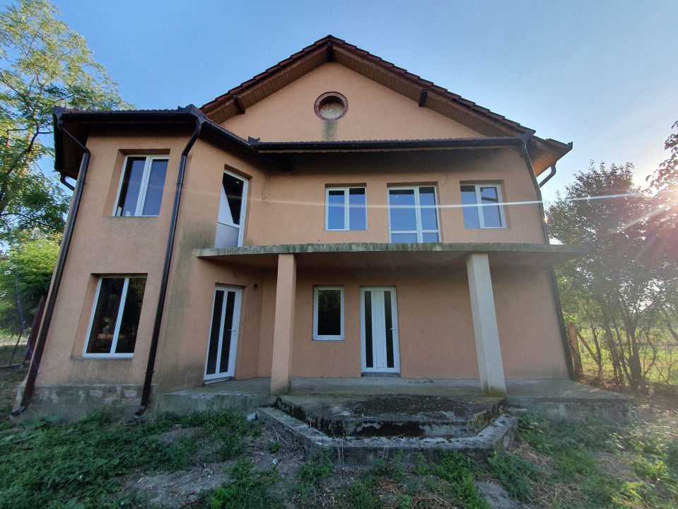 Casa individuala cu 5 camere si 2 bai, Central Jebel 1, foxfort.ro