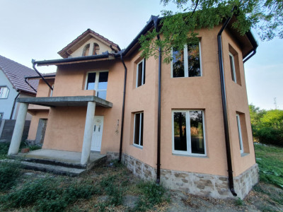 Casa individuala cu 5 camere si 2 bai, Central - Jebel