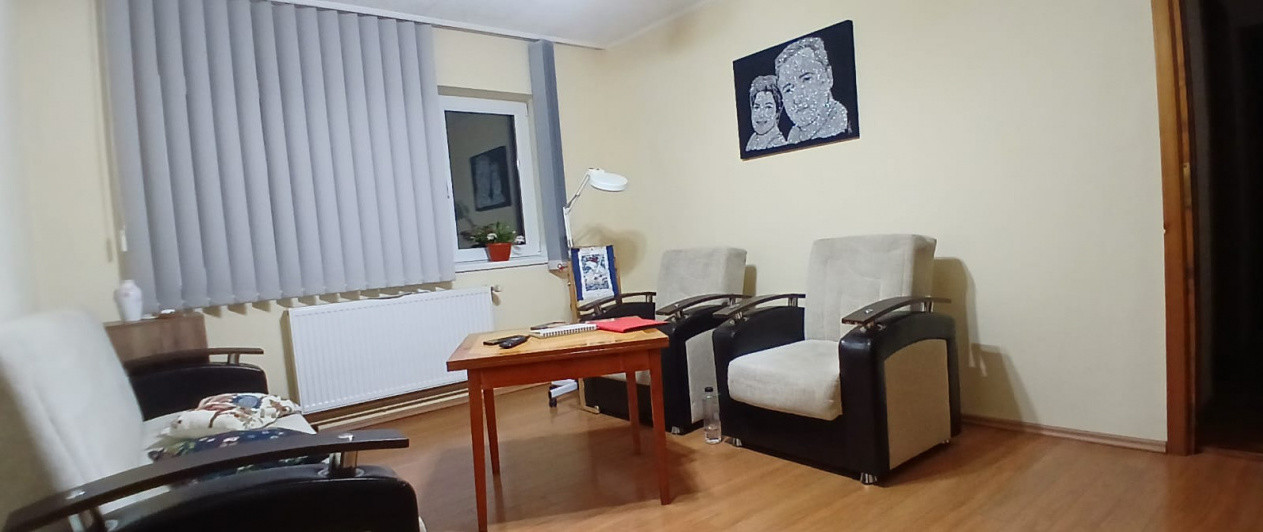 Apartament cu 3 camere, etaj intermediar, mobilat-utilat, zona Dacia 1, foxfort.ro