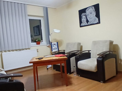 Apartament cu 3 camere, etaj intermediar, mobilat-utilat, zona Dacia