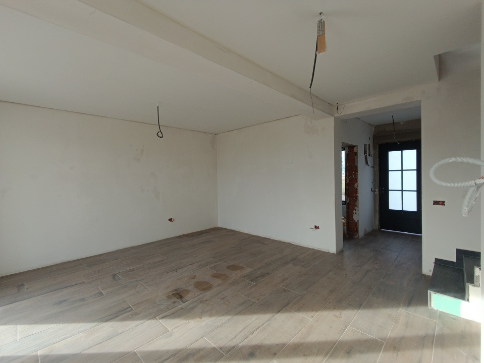 Casa insiruita cu 3 camere,  90 mp utili si teren de 300 mp, zona Giroc  3, foxfort.ro