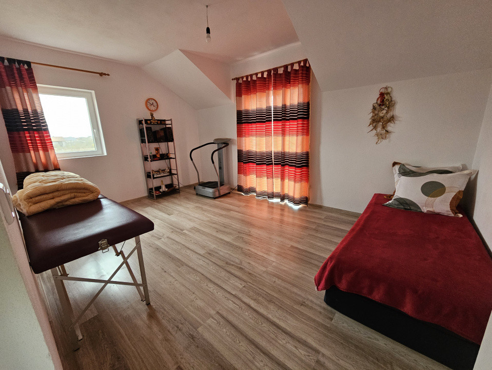 Casa individuala cu 7 camere, spatioasa in Sofronea 17, foxfort.ro