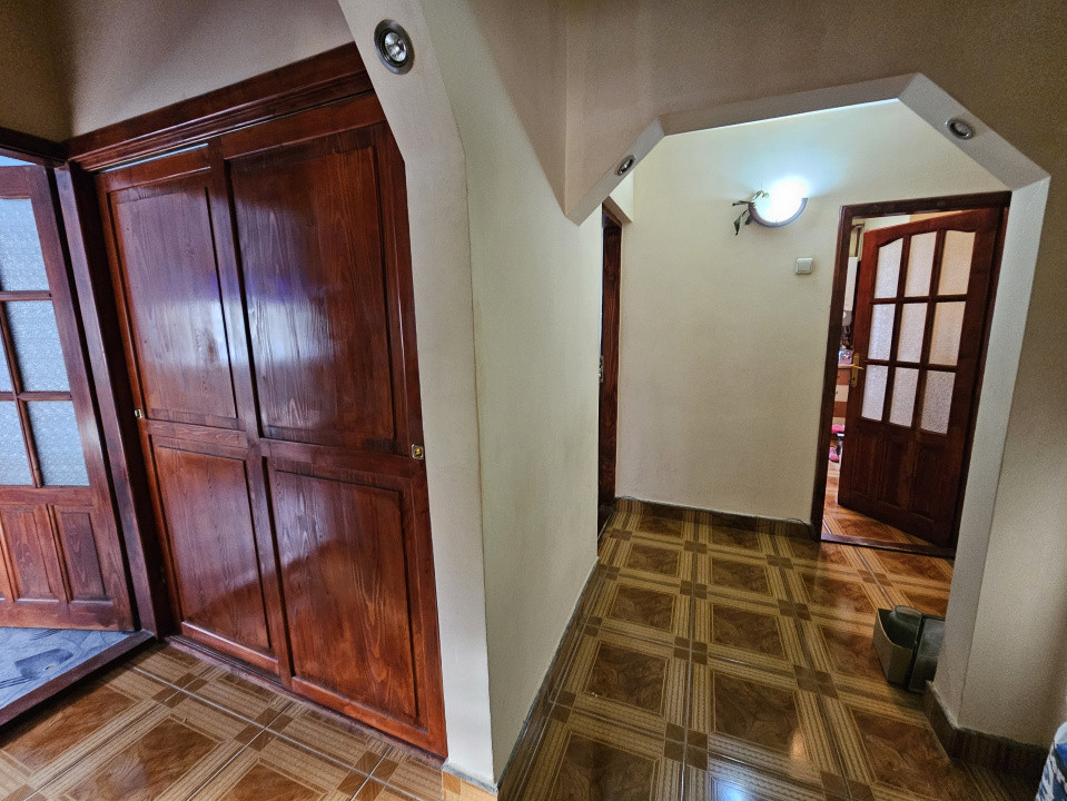 Apartament cu 3 camere, decomandat cu vedere pe 3 parti - zona Miorita 5, foxfort.ro